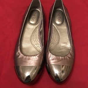 ME TOO LEATHER FLATS IN SIZE 8.5.